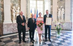 EMSZ: Iohannis nem méltó a Német Polgári Díjra