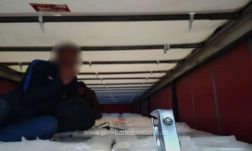 Teherautó rakterében és gyalog is megpróbáltak illegálisan átjutni a határon