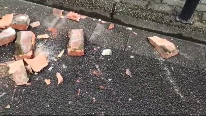 Földrengés: Aradon épületdarabok hullottak a járdára