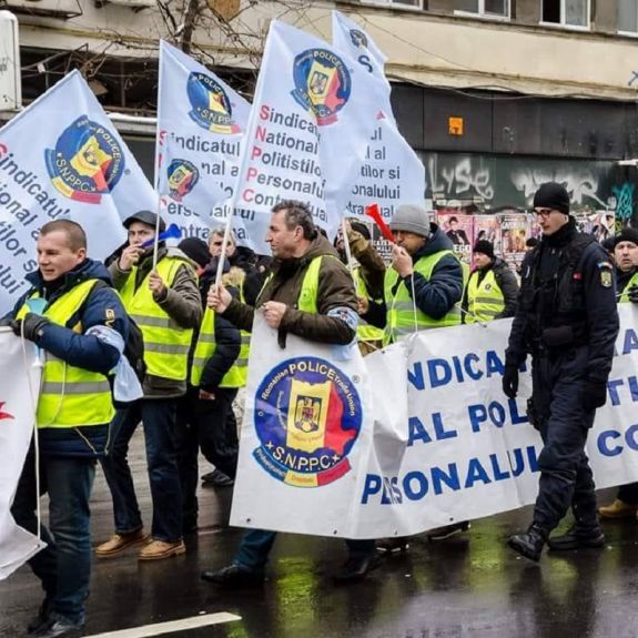 Sztrájkőrséget tartanak a rendőrök a képviselőház előtt