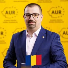 Éjszaka telefonon fenyegette és szidalmazta képviselőtársait az AUR politikusa