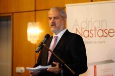 Adrian Năstase: a magyarok Erdély megnyerésére használhatják Károly királyt