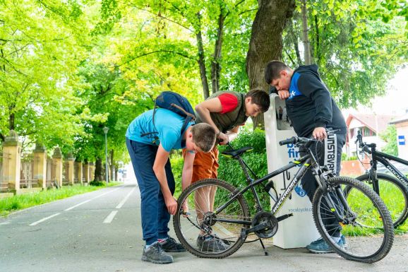 Elsősegély bicikliknek: kerékpárjavító standokat állítottak Sepsiszentgyörgyön