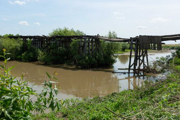 Részben leszakadt egy fahíd Arad megyében
