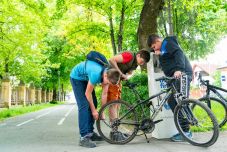 Elsősegély bicikliknek: kerékpárjavító standokat állítottak Sepsiszentgyörgyön
