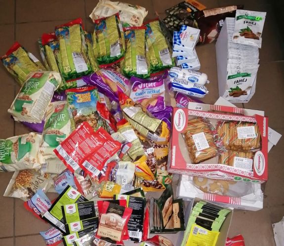 Két éve lejárt élelmiszereket árusítottak egy érvényes engedély nélkül működő háromszéki boltban