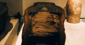 Múmiát találtak egy futár táskájában