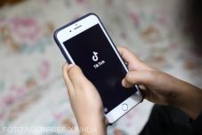 Elemzik, hogy betiltsák-e a TikTok használatát az állami intézményekben