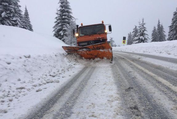 Folyamatosan járnak a hókotrók Máramaros hegyvidéki útjain