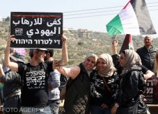 Izraeli békeaktivisták szolidaritási menetet tartottak a telepesek feldúlta palesztin faluban