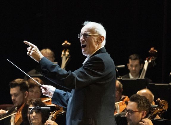 Aradon vezényel Ács János világhírű karmester