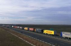 Feltorlódtak a kamionok a román–magyar határon, van, ahol ötkilométeres a sor