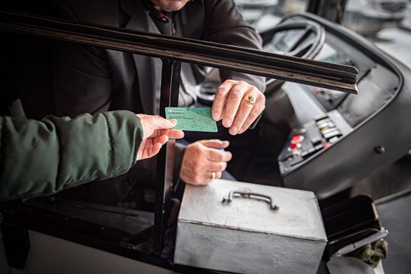 Több mint négyezer diák kapott ingyenes buszbérletet Csíkszeredában