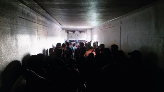Több száz migránst, közöttük 103 gyermeket találtak Mexikóban egy pótkocsiban