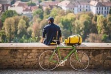 Szakmává vált az ételfutárkodás – ma már nemcsak a fiatalokat, az idősebbeket is vonzza a lehetőség