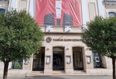 A magyar nyelvű színházfelirat miatt félmillió lejre büntették Antal Árpádot