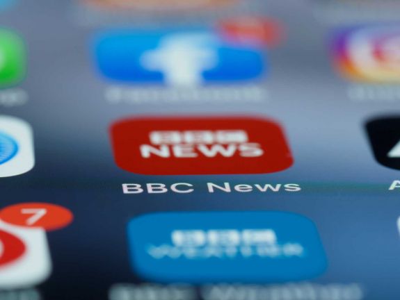 Botrány a BBC-nél, sorra lépnek vissza a műsorvezetők, súlyos bírálatok érik a médiatársaságot
