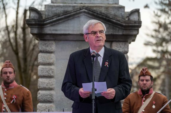 Tőkés László azt kéri Orbán Viktortól, gondolja újra a Demokrácia-központok felszámolását