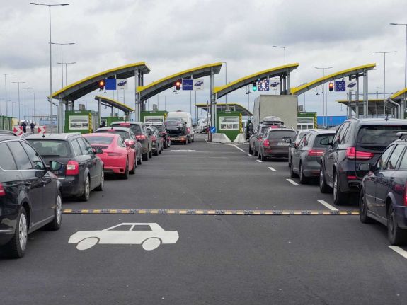 Kirúgják és letartóztatják a korrupcióval vádolt ártándi határrendészeket