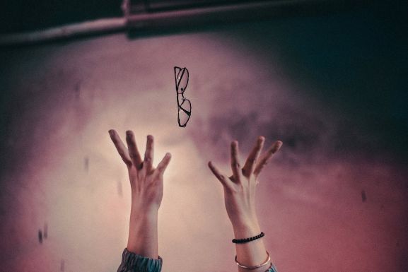 Havi 200 lejes ösztöndíjat kaphatnak a szemüveges diákok