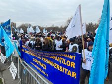 Sztrájkőrséget hirdetnek az oktatási szakszervezetek az alacsony bérek miatt