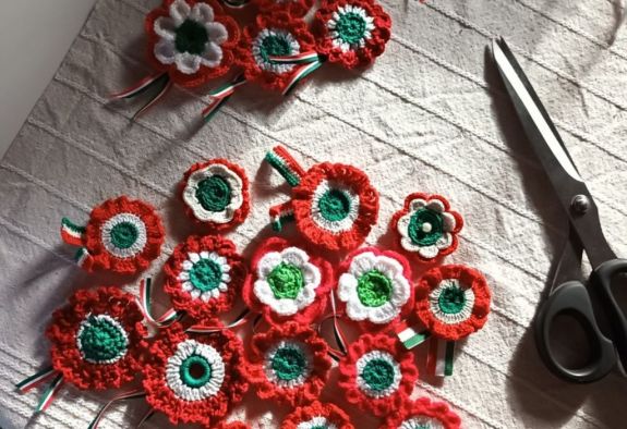 A horgolóklub, amelynek tagjai 7-11 éves gyermekek: kokárdáikkal lázban tartják Csík környékét Gizi mama tanítványai