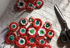 A horgolóklub, amelynek tagjai 7-11 éves gyermekek: kokárdáikkal lázban tartják Csík környékét Gizi mama tanítványai