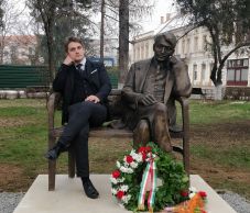 Hétgyermekes családba született: ma Petőfihez hasonlóan „vándorszínészként” él és népszerűsíti a hazát, templomot és iskolát