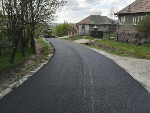 Átvették a Nyárádtő-Mikefalva-Diszőszentmárton közötti megyei utak aszfaltozási munkálatait (X)
