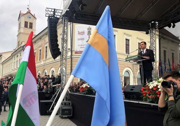 Antal Árpád: ha a színházon nem tetszett a kétnyelvű felirat, kiírjuk csak magyarul