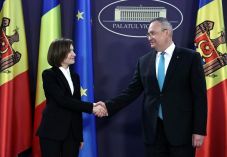 A bukaresti vezetők üdvözlik, hogy a románt nyilvánították Moldova hivatalos nyelvének