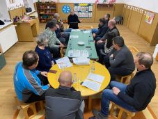 Rendhagyó: óvodában tartották a közgyűlést Kaplonyban