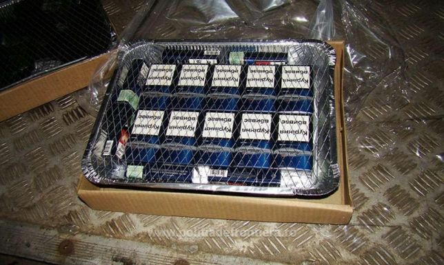 Édességek közé rejtették a csempészcigarettát