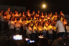 Énekszó gyertyafénynél – a Föld Órája Szatmárnémetiben