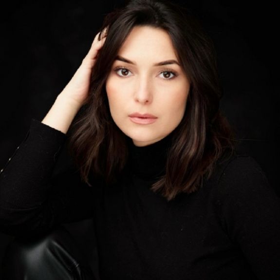 Visszahívnák a Londonban költekező és daloló intézetvezetőt