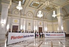 Különnyugdíjak: a kormányfő jövedelme körül folyt a szenátusi vita