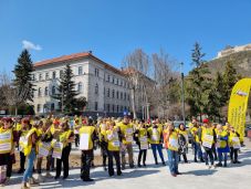 Sztrájkőrséget álltak a tanügyi szakszervezetek képviselői a kormány épülete előtt