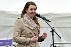 Az Európai Parlament felfüggesztette Donáth Anna, a Momentum képviselőjének mentelmi jogát
