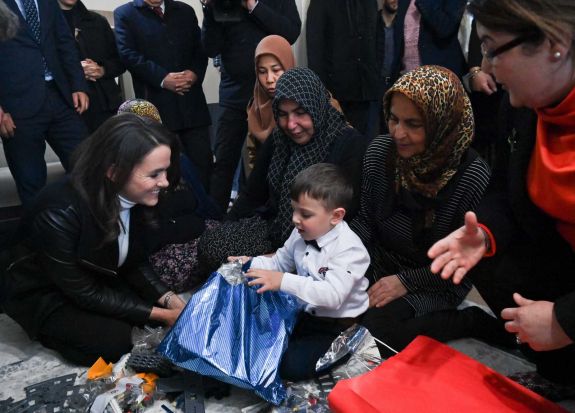 Novák Katalin ajándékot vitt a magyarok által kimentett 5 éves Ahmetnek