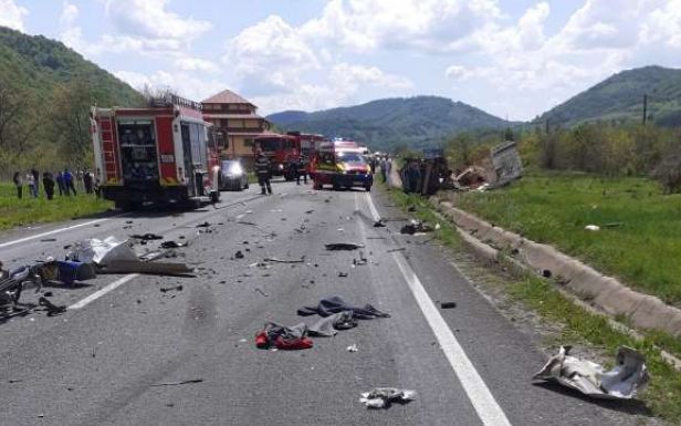 Öt jármű ütközött: egy személy meghalt, többen megsérültek