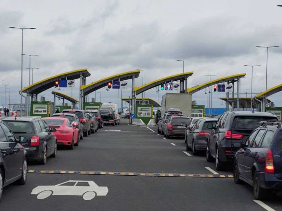 Forgalom a határnál: 125 ezren léptek be az országba vasárnap