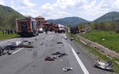 Öt jármű ütközött: egy személy meghalt, többen megsérültek