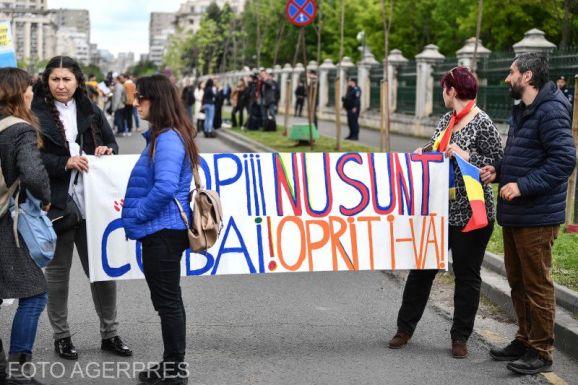 FRISSÍTVE – AUR-tüntetés a parlamentben: Csoma Botondot megfenyegették, Ludovic Orbant bántalmazták