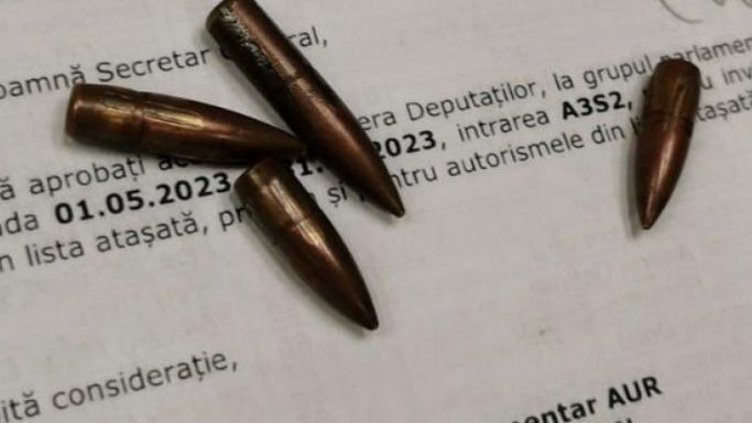 FRISSÍTVE – Lőszert akart bevinni a parlamentbe az AUR munkatársa
