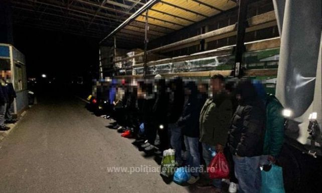 Élelmiszerszállítmány közé rejtőztek a migránsok