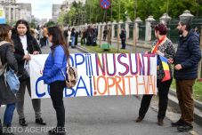 FRISSÍTVE – AUR-tüntetés a parlamentben: Csoma Botondot megfenyegették, Ludovic Orbant bántalmazták