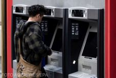 Visszakozott a kezdeményező: nem kötelezik, hogy csak bankkártyára érkezzen a fizetés, de megteremtik a jogosultságot