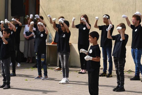 Énekelni hang nélkül – Jubileumot ünnepel a kolozsvári Jelelőkórus