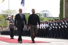 FRISSÍTVE: A háború kitörése óta először látogatott Németországba Zelenszkij