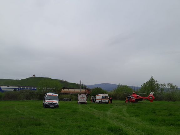 Csíkrákoson vonat elé hajtott egy autó, egy személy meghalt, egy pedig súlyosan megsérült